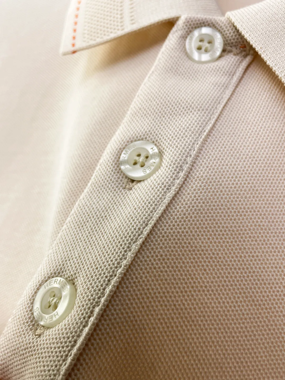Hermès New Arrival long-sleeved Polo shirt, original fabric, official Same Style, made of 260g pure cotton pique fabric, custom-made in the same vat, feels very comfortable and smooth, very wide and stylish, produced by a first-line brand factory, imported Behringer embroidery machine, embroidery is full and textured, collar and collar ribs are woven with imported yarn, does not deform after long-term wear, the most New Arrival style in autumn and winter, fashionable and individual, super Versatile and good-looking Very suitable for both men and women. A must-have item for everyone. Size: M-XXXL